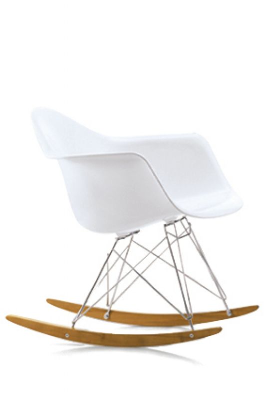 Weißer RAR Schaukelstuhl von Vitra, Miniatur-Designklassiker aus dem Jahr 1950, mit Holz-Kufen.